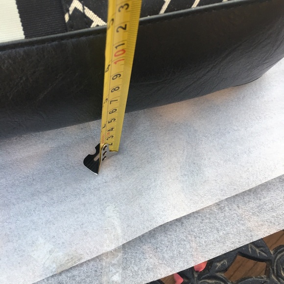 Large TOMMY HILFIGER Dome Satchel - Picture 8 of 9